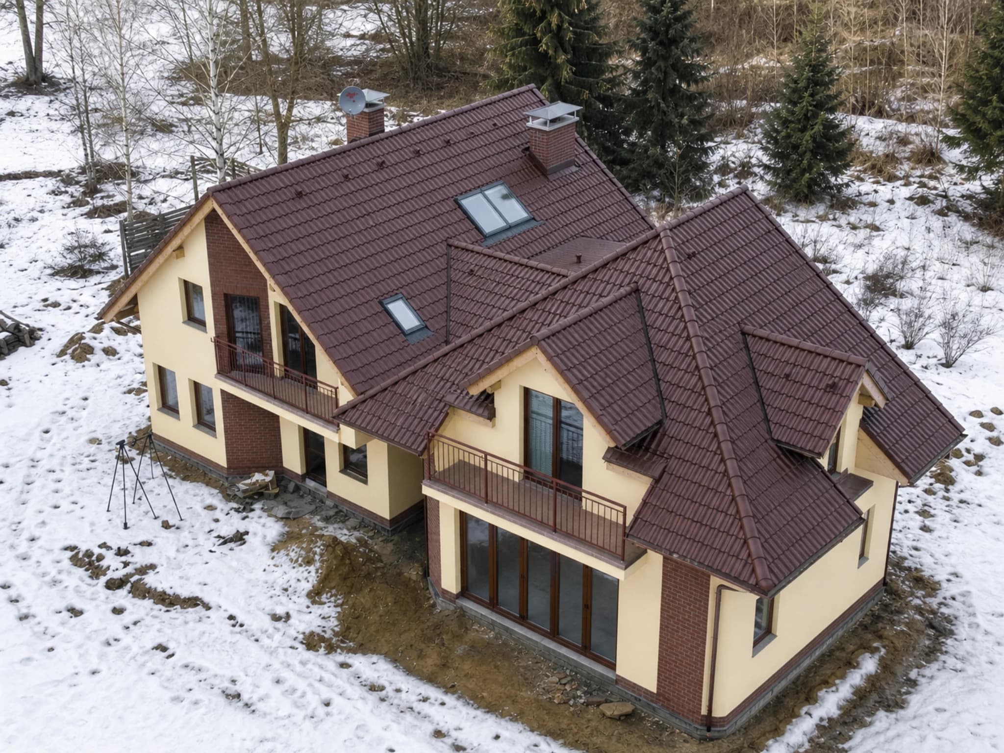 Střecha rodinného domu v Hrdlořezích – pohled shora