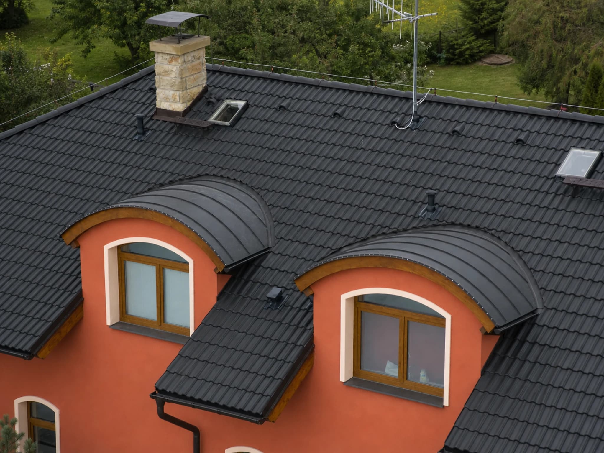 Detail střešních vikýřů s krytinou