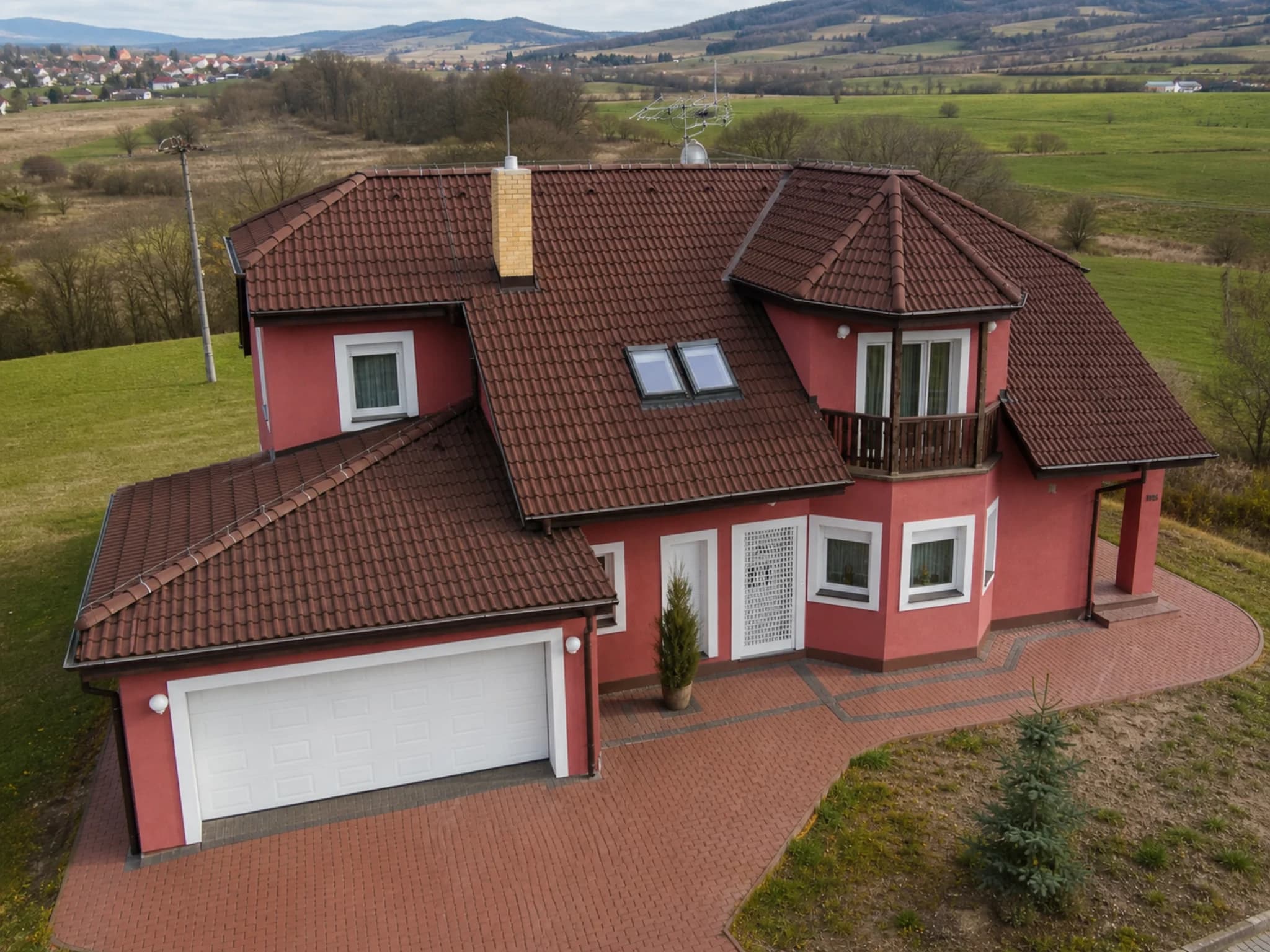 Vila v Řepově s hnědou střešní krytinou – letecký pohled